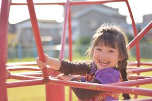 シャボン玉で遊ぶ子ども