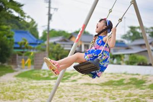 遊具で遊ぶ子供